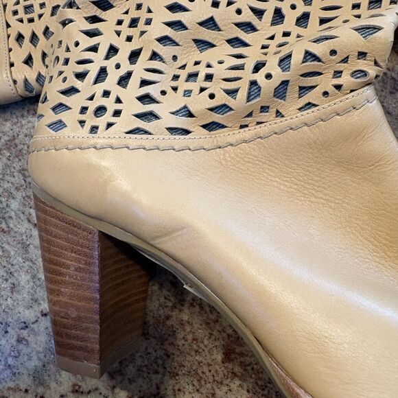 Stuart Weitzman  6M Leather  Gold W/Turquoise Medallion NWT  Spot On Toe - Picture 16 of 16